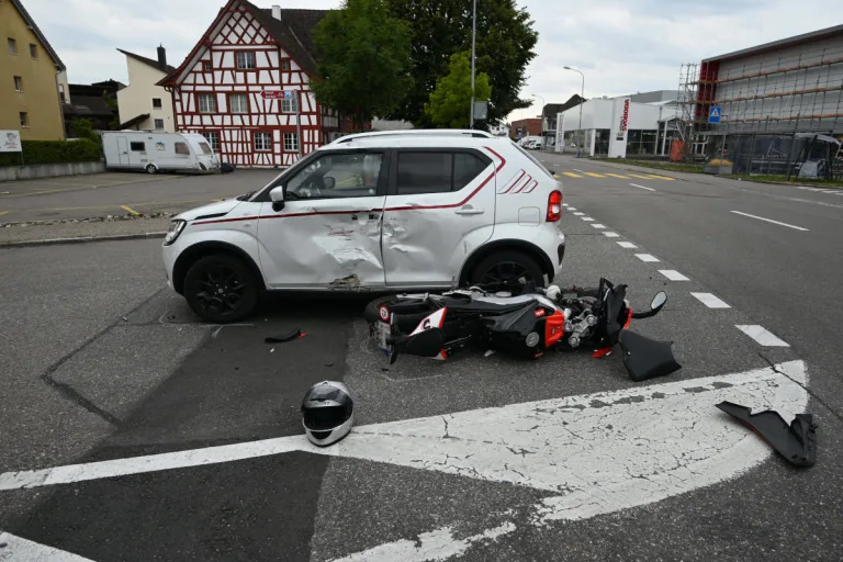 Schwarzenbach SG – Motorrad prallt in Auto