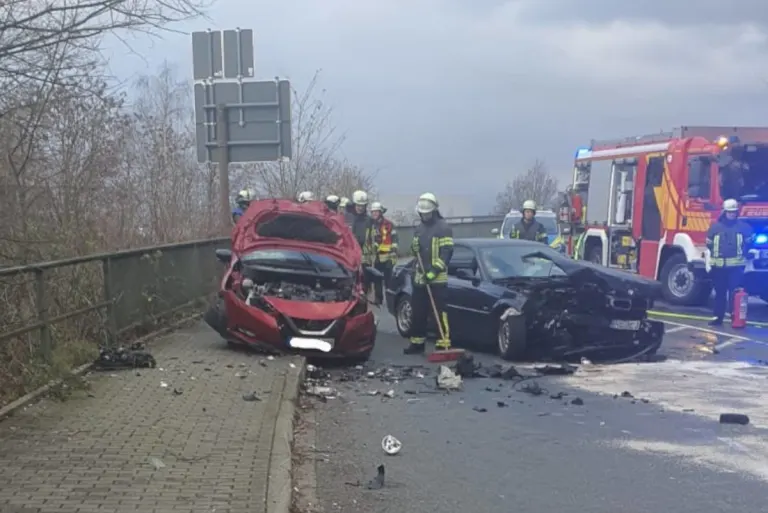 Wetter (Ruhr) – Baum auf Auto, Person auf Balkon und Verkehrsunfall