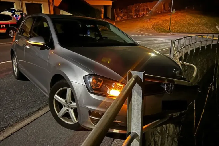 Triesenberg FL – Bei Unfall in Metallrohrzaun geprallt