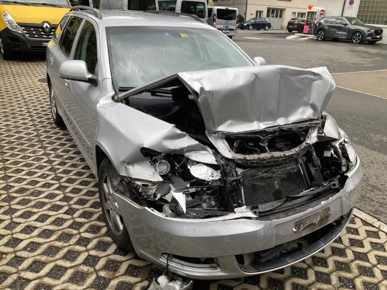 Heftige Auffahrkollision in Näfels GL