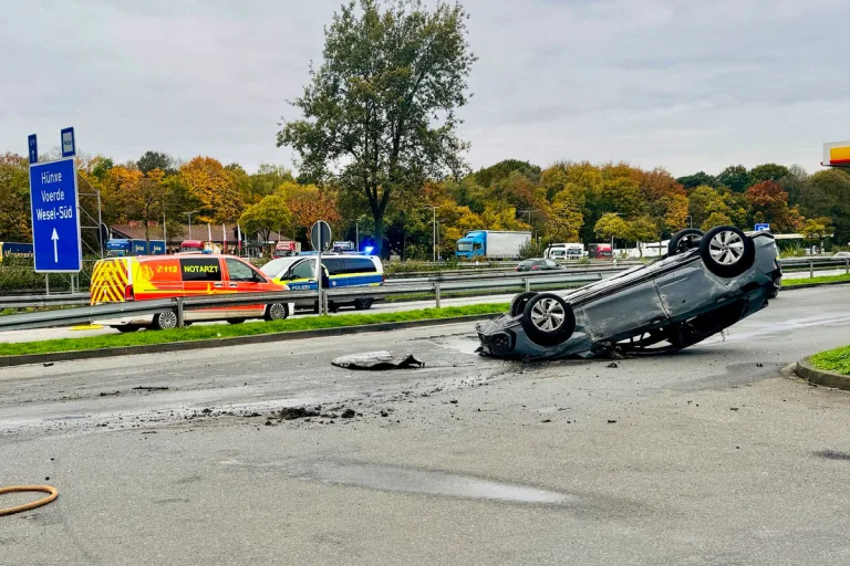 A3 Hünxe NW – Pkw überschlägt sich auf Rastplatz