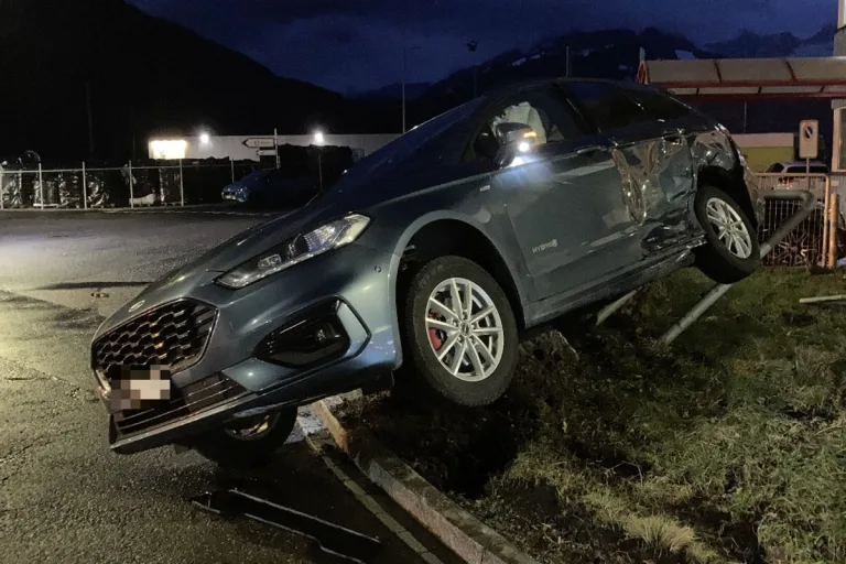 Bilten GL - Beide Fahrzeuge nach Unfall mit Totalschaden