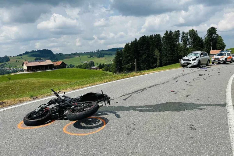 Hundwil AR - 17-jähriger Motorradfahrer nach Unfall schwer verletzt