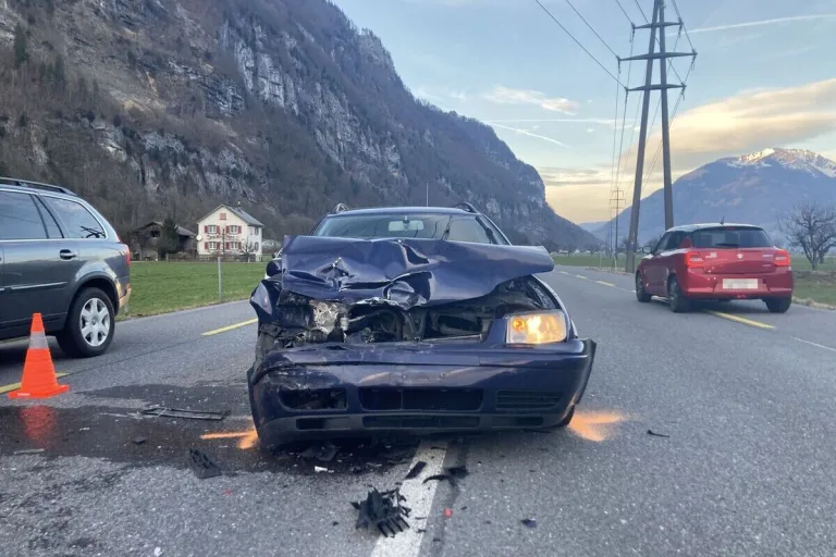 Unfall in Netstal GL - Bremsmanöver zu spät bemerkt 
