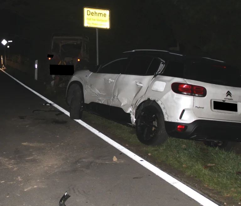 Bad Oeynhausen – Traktor schiebt zwei Fahrzeuge zusammen - Fahrer flüchtete