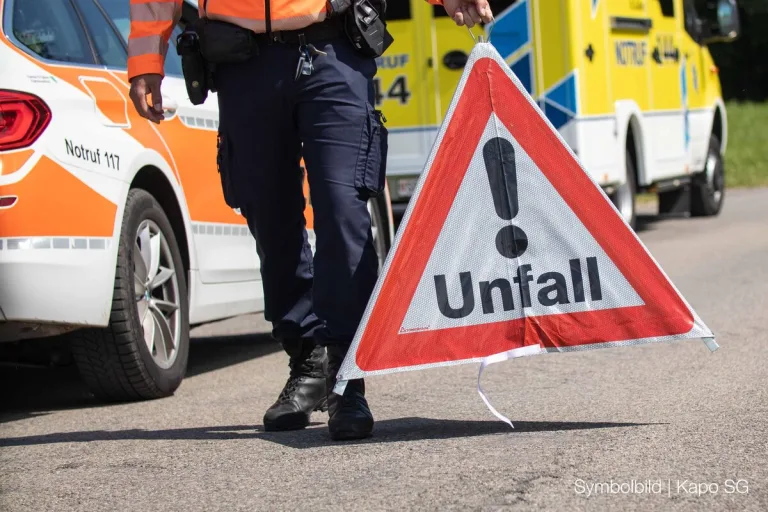Muolen SG - Auto rollt Frau übers Bein