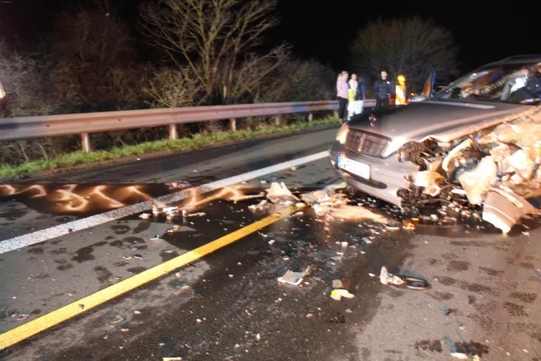 Jülich NW - B56 nach Frontalkollision gesperrt