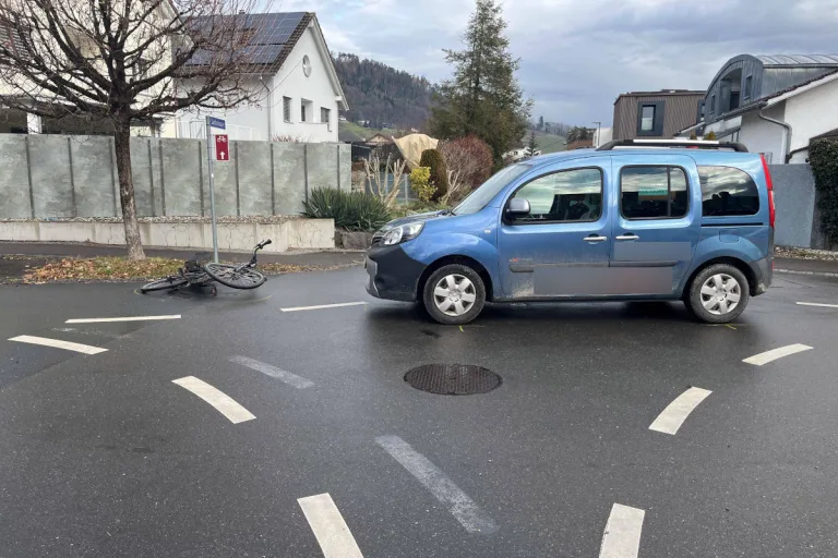 Balgach SG – E-Bikerin nach Kollision mit Auto verletzt
