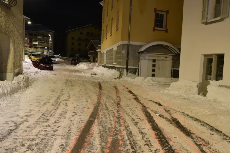 San Bernardino GR - Auf schneebedeckter Fahrbahn Beherrschung über das Auto verloren