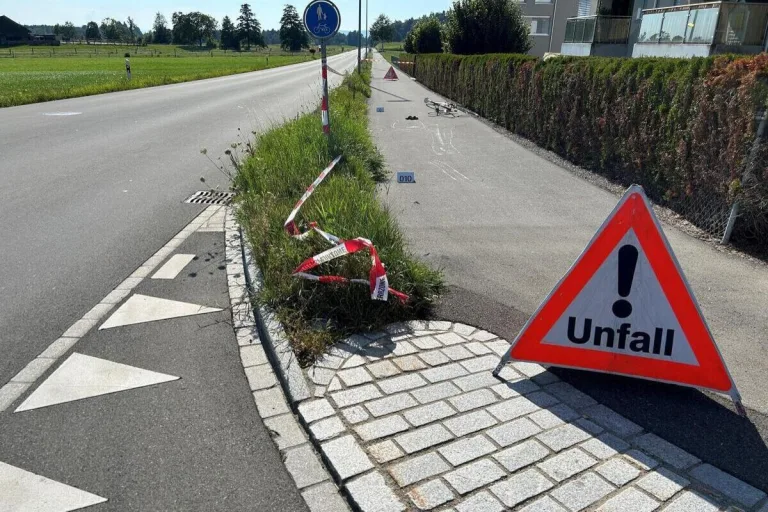 Hausen am Albis ZH - Velofahrer erleidet bei Sturz schwerste Verletzungen