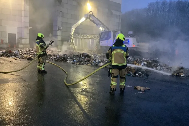Oberhausen – Großbrand in Entsorgungsbetrieb