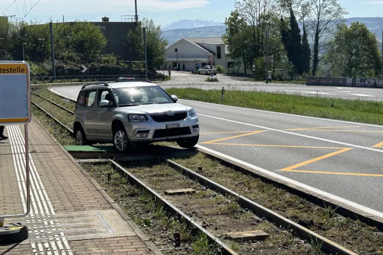Zufikon AG - Autofahrer gerät aufs Gleisbett