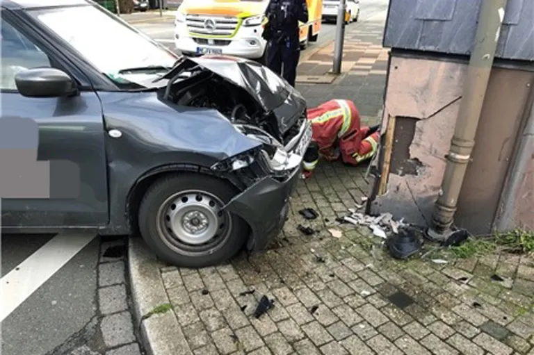 Velbert: Fahrzeugführerin bei Frontalzusammenstoß mit Hauswand schwer verletzt