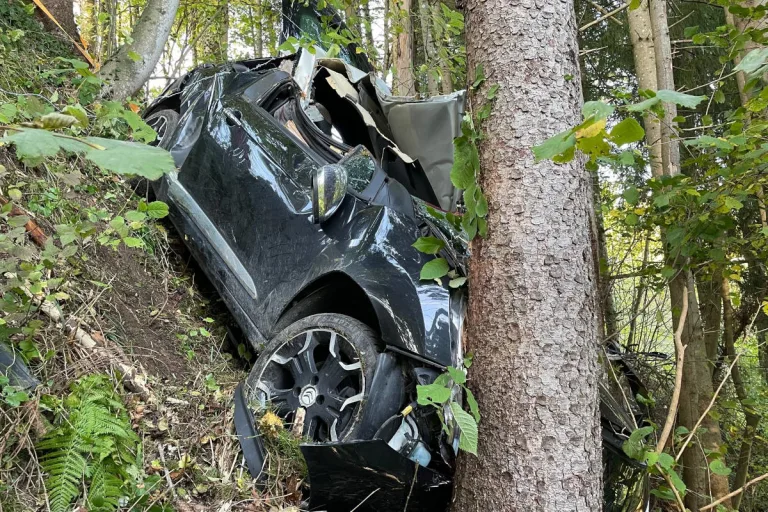Bauma ZH – Lenker bei Verkehrsunfall verstorben