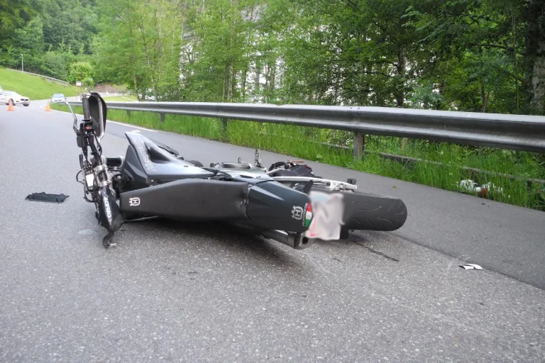 Tragischer Unfall in Vorderthal SZ - 26-jähriger Motorradfahrer verunglückt tödlich