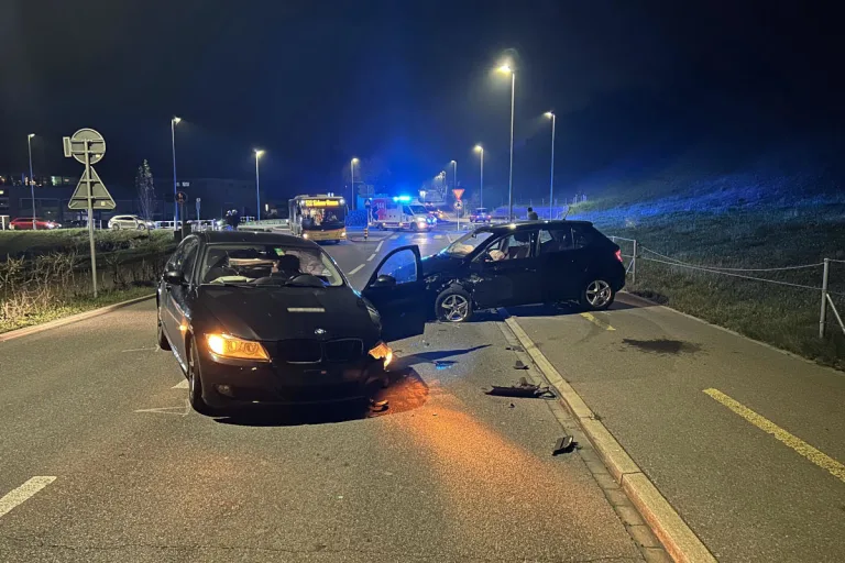 Reichenburg SZ – Drei Verletzte nach Frontalkollision zweier Autos