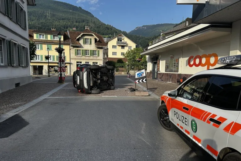 St.Gallen – Auto kippt bei Unfall zur Seite 