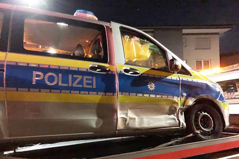 Bergisch Gladbach - Polizeiauto in Unfall verwickelt