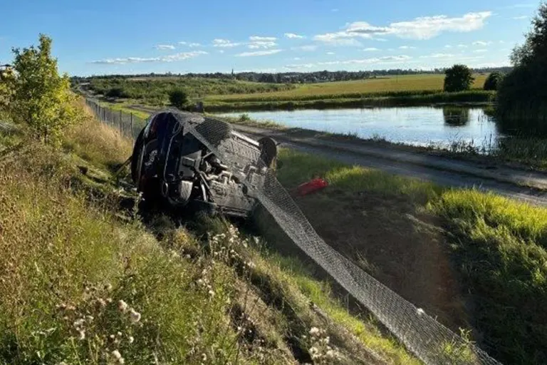 A9 Dittersdorf TH – Zwei Verletzte nach Alleinunfall mit Überschlag