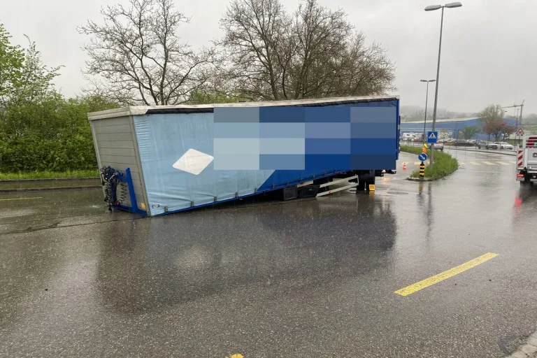 Stadt Schaffhausen SH - Sattelsachentransportanhänger löst sich ab und bleibt auf Straße liegen 