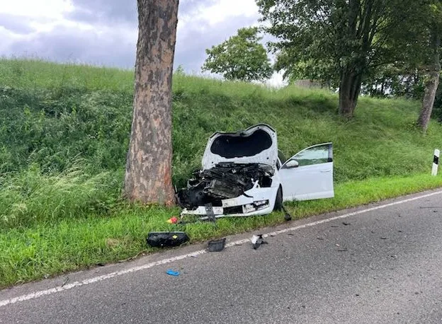 Einbeck – Autofahrerin prallt gegen Baum und wird schwer verletzt