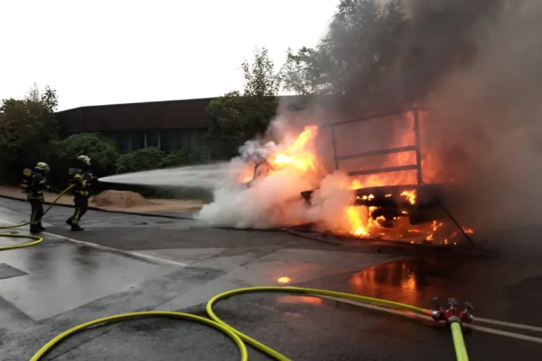 Gevelsberg NW – Lkw gerät während Fahrt in Brand