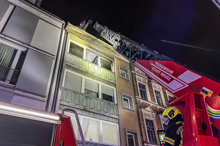 Neuss – Wohnung im 3. OG in Vollbrand – Zwei Personen & zwei Katzen durch Feuerwehr gerettet