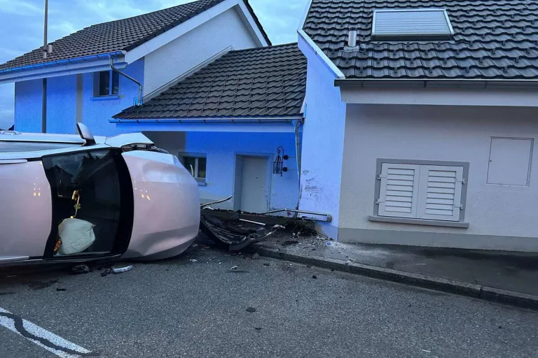 Auenstein AG - Heftiger Unfall aufgrund von Schlaf am Steuer 