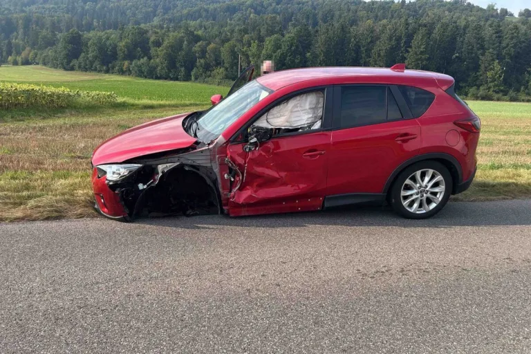 Möriken-Wildegg AG – Auto überschlägt sich bei Unfall