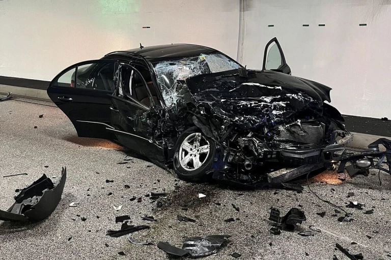 Eptingen BL / A2 Belchen Tunnel - Frontalkollison zwischen Lieferwagen und Auto