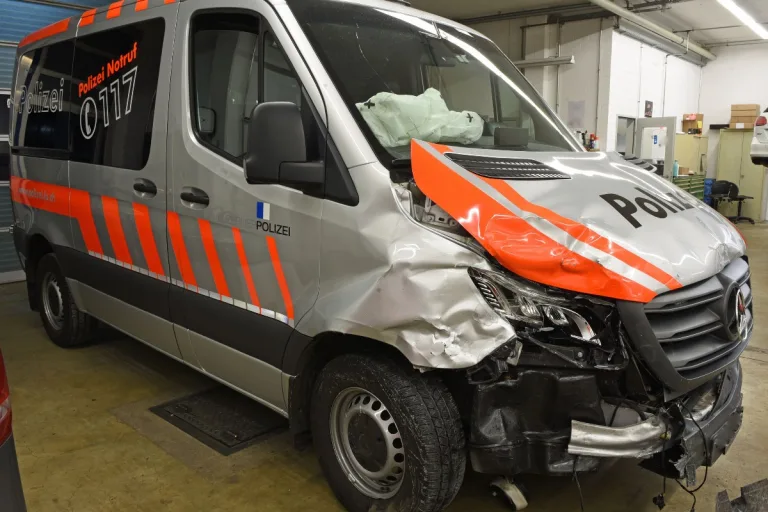 Stadt Luzern - Zwei Fahrzeuge der Polizei haben kollidiert