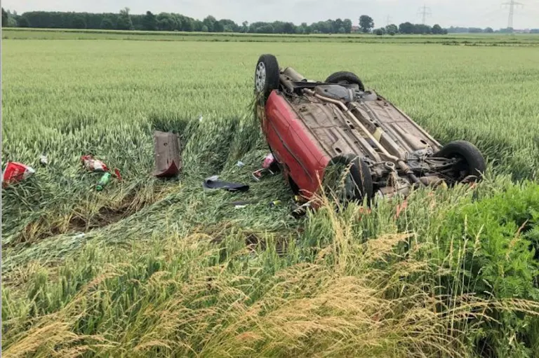 Hille – Auto überschlägt sich bei Verkehrsunfall
