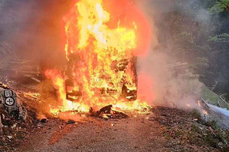 Thiersee – Lastwagen gerät bei Holzarbeiten in Brand