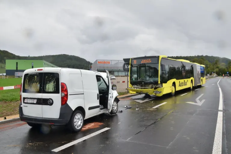Bubendorf BL –Kollision zwischen Linienbus und Personenwagen