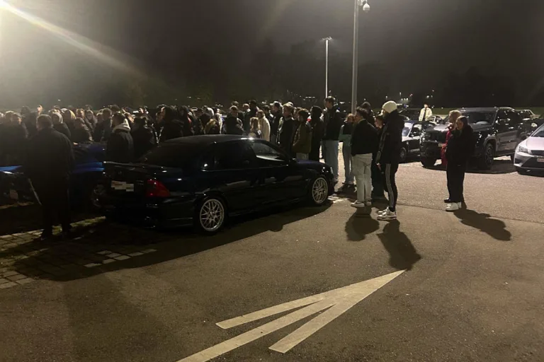 Kloten ZH – Kontrolle von unbewilligtem Autotreffen beim Flughafen