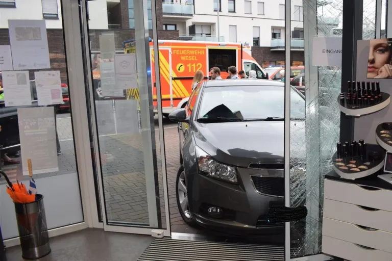 Hamminkeln – Auto landet in Apotheke