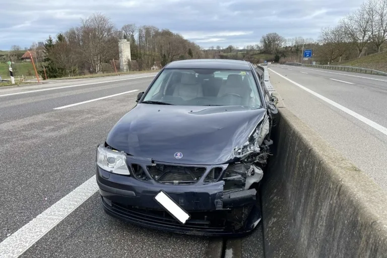 Kerzers FR - Autobahn A1 nach heftigem Unfall gesperrt