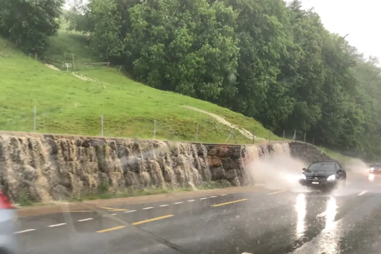 Heftiges Gewitter führt im Kanton Schwyz zu zahlreichen Feuerwehreinsätzen