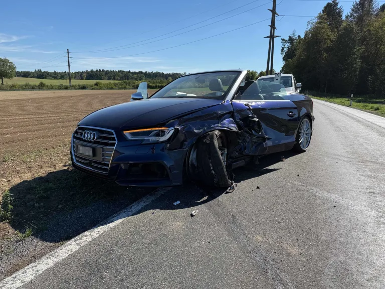 Fislisbach AG – Heftiger Unfall schleudert Autos ins Wiesland