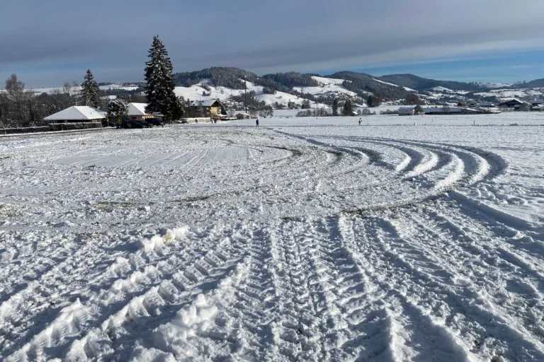 Unterägeri ZG – Präparierter Parkplatz beschädigt
