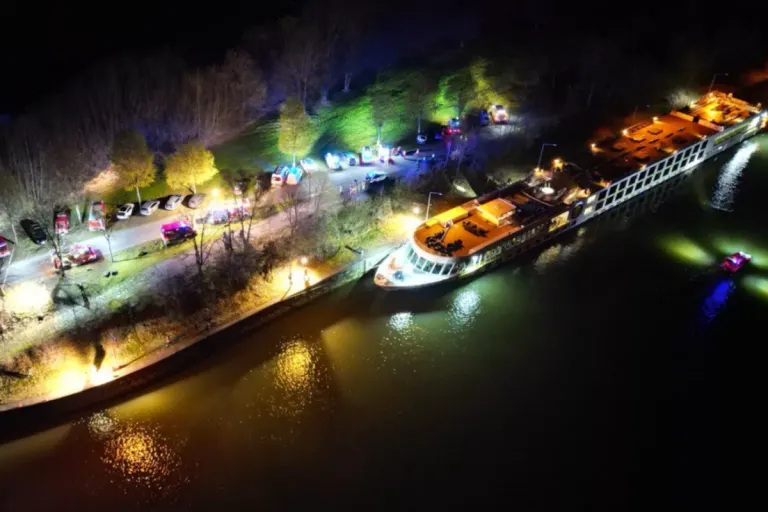 Oberösterreich - Kreuzfahrtschiff kollidiert mit Schleusenkammer - 17 Personen verletzt
