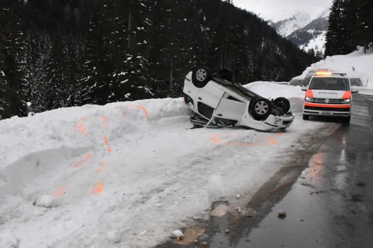 Zuoz/Davos GR - Zwei Unfälle und zwei totalbeschädigte Autos 