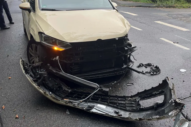Rösrath NW – Eine Verletzte nach Unfall von Transporter mit Taxi