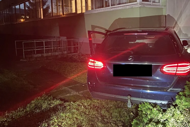 Pratteln BL - Strolchenfahrt mit Personenwagen führt zu Selbstunfall