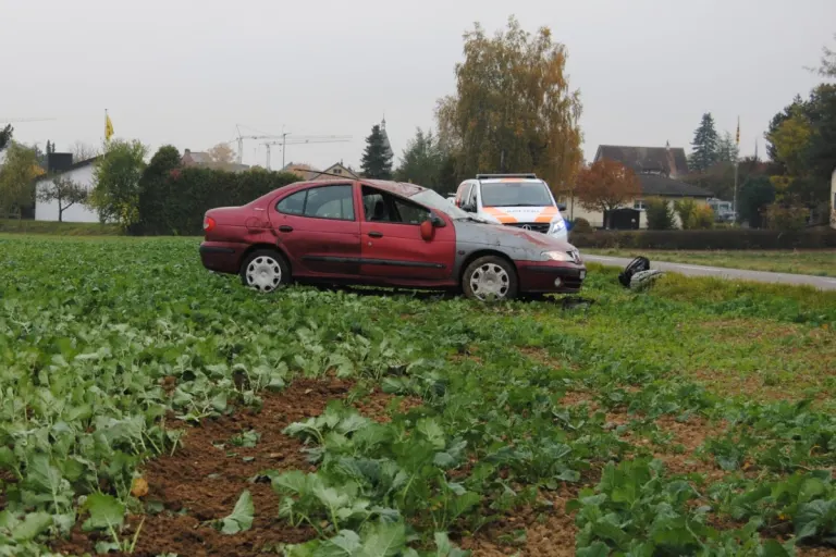 Neunkirch SH - Auto überschlägt sich bei Selbstunfall 
