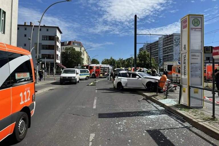 Berlin – Ein Toter und vier Verletzte nach schwerem Unfall
