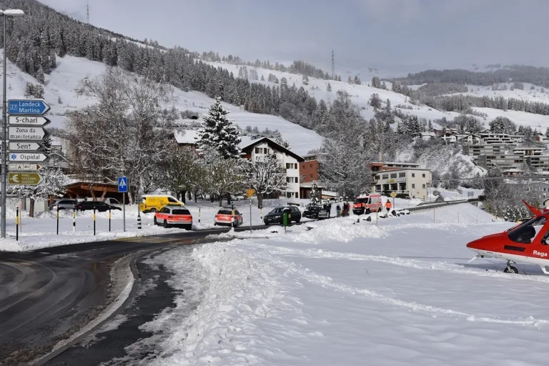 Scuol GR - Autofahrer kommt von der Strasse ab - Am Unfallort verstorben 