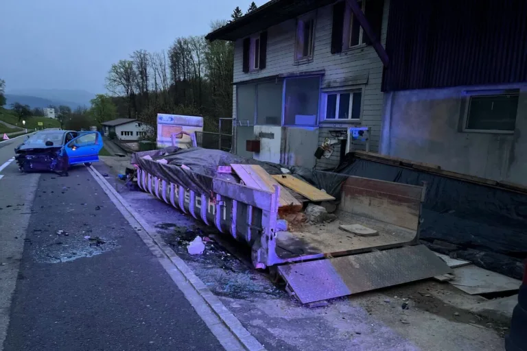 Meienberg AG - Frontal mit einer abgestellten Mulde kollidiert