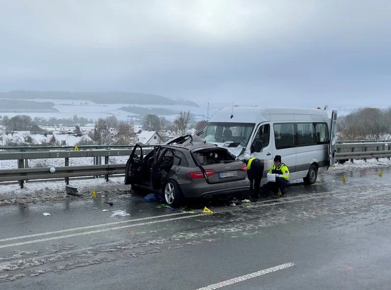 B64 bei Brakel – 21-Jähriger gerät mit Audi auf glatter Strecke ins Schleudern und kracht in Kleinbus – tot