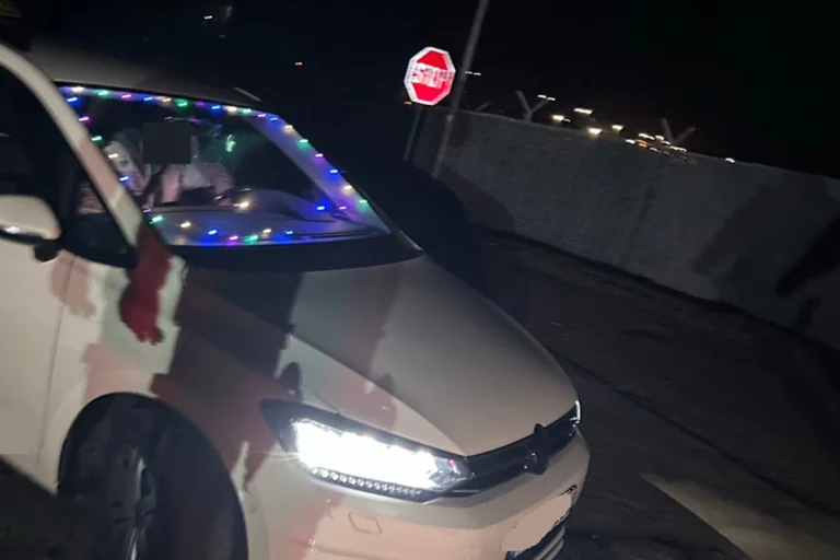 A6 Kaiserslautern – Fahrzeug mit Weihnachtsbeleuchtung gestoppt